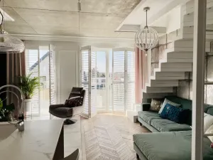 Okiennice wewnętrzne vs tradycyjne rolety