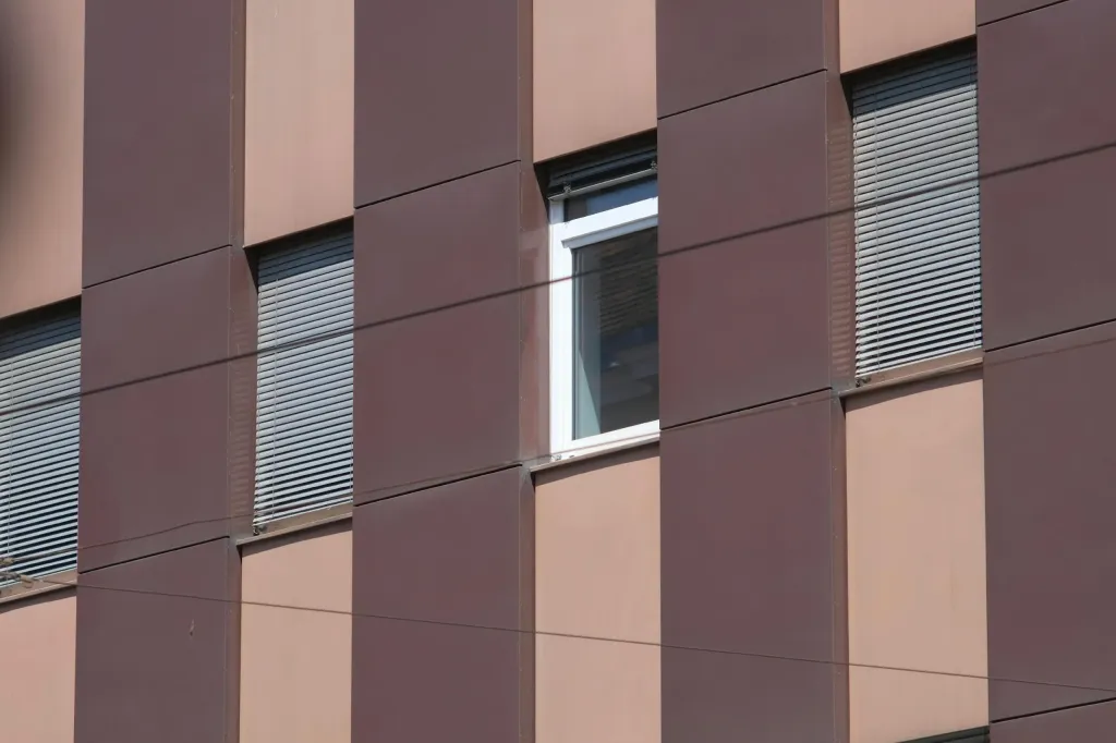 Jak sterowanie automatyczne w żaluzjach zewnętrznych wpływa na komfort i rachunki?